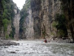 RAFTING EXPEDICE DO ALBNIE 2011, Dalek a exotick zem ns opt pijala vldn s pekrsnou prodou a dobrm poasm. Vodckch zitk bylo hojn, stejn jako gurmnskch a cestovatelskch. Pjemnou partu jet vylepila Danina k - fotografie 345