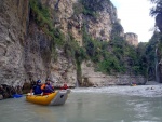 RAFTING EXPEDICE DO ALBNIE 2011, Dalek a exotick zem ns opt pijala vldn s pekrsnou prodou a dobrm poasm. Vodckch zitk bylo hojn, stejn jako gurmnskch a cestovatelskch. Pjemnou partu jet vylepila Danina k - fotografie 351