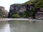 RAFTING EXPEDICE DO ALBNIE 2011, Dalek a exotick zem ns opt pijala vldn s pekrsnou prodou a dobrm poasm. Vodckch zitk bylo hojn, stejn jako gurmnskch a cestovatelskch. Pjemnou partu jet vylepila Danina k - fotografie 353