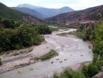 RAFTING EXPEDICE DO ALBNIE 2011, Dalek a exotick zem ns opt pijala vldn s pekrsnou prodou a dobrm poasm. Vodckch zitk bylo hojn, stejn jako gurmnskch a cestovatelskch. Pjemnou partu jet vylepila Danina k - fotografie 400