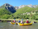 RAFTING EXPEDICE DO ALBNIE 2011, Dalek a exotick zem ns opt pijala vldn s pekrsnou prodou a dobrm poasm. Vodckch zitk bylo hojn, stejn jako gurmnskch a cestovatelskch. Pjemnou partu jet vylepila Danina k - fotografie 487