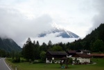 RAFTING - ALPSK SUPERVKEND KVTEN 2011, Tenhle zjezd byste mli zkusit, to je fakt dobr akce, na kterou se d jezdit opakovan. I kdy tentokrt poas maliko zahrozilo a ve vych polohch napadl snh. Dky tomu na ns ekala pardn v - fotografie 11