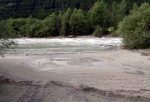 RAFTING - ALPSK SUPERVKEND KVTEN 2011, Tenhle zjezd byste mli zkusit, to je fakt dobr akce, na kterou se d jezdit opakovan. I kdy tentokrt poas maliko zahrozilo a ve vych polohch napadl snh. Dky tomu na ns ekala pardn v - fotografie 12