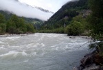 RAFTING - ALPSK SUPERVKEND KVTEN 2011, Tenhle zjezd byste mli zkusit, to je fakt dobr akce, na kterou se d jezdit opakovan. I kdy tentokrt poas maliko zahrozilo a ve vych polohch napadl snh. Dky tomu na ns ekala pardn v - fotografie 13