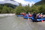 RAFTING - ALPSK SUPERVKEND KVTEN 2011, Tenhle zjezd byste mli zkusit, to je fakt dobr akce, na kterou se d jezdit opakovan. I kdy tentokrt poas maliko zahrozilo a ve vych polohch napadl snh. Dky tomu na ns ekala pardn v - fotografie 15