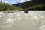 RAFTING - ALPSK SUPERVKEND KVTEN 2011, Tenhle zjezd byste mli zkusit, to je fakt dobr akce, na kterou se d jezdit opakovan. I kdy tentokrt poas maliko zahrozilo a ve vych polohch napadl snh. Dky tomu na ns ekala pardn v - fotografie 17