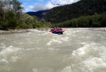 RAFTING - ALPSK SUPERVKEND KVTEN 2011, Tenhle zjezd byste mli zkusit, to je fakt dobr akce, na kterou se d jezdit opakovan. I kdy tentokrt poas maliko zahrozilo a ve vych polohch napadl snh. Dky tomu na ns ekala pardn v - fotografie 18