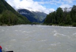 RAFTING - ALPSK SUPERVKEND KVTEN 2011, Tenhle zjezd byste mli zkusit, to je fakt dobr akce, na kterou se d jezdit opakovan. I kdy tentokrt poas maliko zahrozilo a ve vych polohch napadl snh. Dky tomu na ns ekala pardn v - fotografie 20