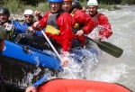 RAFTING - ALPSK SUPERVKEND KVTEN 2011, Tenhle zjezd byste mli zkusit, to je fakt dobr akce, na kterou se d jezdit opakovan. I kdy tentokrt poas maliko zahrozilo a ve vych polohch napadl snh. Dky tomu na ns ekala pardn v - fotografie 21