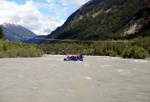 RAFTING - ALPSK SUPERVKEND KVTEN 2011, Tenhle zjezd byste mli zkusit, to je fakt dobr akce, na kterou se d jezdit opakovan. I kdy tentokrt poas maliko zahrozilo a ve vych polohch napadl snh. Dky tomu na ns ekala pardn v - fotografie 23