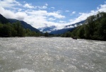 RAFTING - ALPSK SUPERVKEND KVTEN 2011, Tenhle zjezd byste mli zkusit, to je fakt dobr akce, na kterou se d jezdit opakovan. I kdy tentokrt poas maliko zahrozilo a ve vych polohch napadl snh. Dky tomu na ns ekala pardn v - fotografie 24