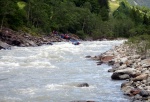 RAFTING - ALPSK SUPERVKEND KVTEN 2011, Tenhle zjezd byste mli zkusit, to je fakt dobr akce, na kterou se d jezdit opakovan. I kdy tentokrt poas maliko zahrozilo a ve vych polohch napadl snh. Dky tomu na ns ekala pardn v - fotografie 29