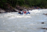 RAFTING - ALPSK SUPERVKEND KVTEN 2011, Tenhle zjezd byste mli zkusit, to je fakt dobr akce, na kterou se d jezdit opakovan. I kdy tentokrt poas maliko zahrozilo a ve vych polohch napadl snh. Dky tomu na ns ekala pardn v - fotografie 31