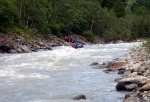 RAFTING - ALPSK SUPERVKEND KVTEN 2011, Tenhle zjezd byste mli zkusit, to je fakt dobr akce, na kterou se d jezdit opakovan. I kdy tentokrt poas maliko zahrozilo a ve vych polohch napadl snh. Dky tomu na ns ekala pardn v - fotografie 33