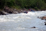 RAFTING - ALPSK SUPERVKEND KVTEN 2011, Tenhle zjezd byste mli zkusit, to je fakt dobr akce, na kterou se d jezdit opakovan. I kdy tentokrt poas maliko zahrozilo a ve vych polohch napadl snh. Dky tomu na ns ekala pardn v - fotografie 34