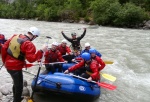 RAFTING - ALPSK SUPERVKEND KVTEN 2011, Tenhle zjezd byste mli zkusit, to je fakt dobr akce, na kterou se d jezdit opakovan. I kdy tentokrt poas maliko zahrozilo a ve vych polohch napadl snh. Dky tomu na ns ekala pardn v - fotografie 37