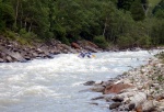 RAFTING - ALPSK SUPERVKEND KVTEN 2011, Tenhle zjezd byste mli zkusit, to je fakt dobr akce, na kterou se d jezdit opakovan. I kdy tentokrt poas maliko zahrozilo a ve vych polohch napadl snh. Dky tomu na ns ekala pardn v - fotografie 39