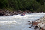 RAFTING - ALPSK SUPERVKEND KVTEN 2011, Tenhle zjezd byste mli zkusit, to je fakt dobr akce, na kterou se d jezdit opakovan. I kdy tentokrt poas maliko zahrozilo a ve vych polohch napadl snh. Dky tomu na ns ekala pardn v - fotografie 40