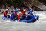 RAFTING - ALPSK SUPERVKEND KVTEN 2011, Tenhle zjezd byste mli zkusit, to je fakt dobr akce, na kterou se d jezdit opakovan. I kdy tentokrt poas maliko zahrozilo a ve vych polohch napadl snh. Dky tomu na ns ekala pardn v - fotografie 43