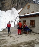 RAFTING - ALPSK SUPERVKEND KVTEN 2011, Tenhle zjezd byste mli zkusit, to je fakt dobr akce, na kterou se d jezdit opakovan. I kdy tentokrt poas maliko zahrozilo a ve vych polohch napadl snh. Dky tomu na ns ekala pardn v - fotografie 60