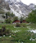 RAFTING - ALPSK SUPERVKEND KVTEN 2011, Tenhle zjezd byste mli zkusit, to je fakt dobr akce, na kterou se d jezdit opakovan. I kdy tentokrt poas maliko zahrozilo a ve vych polohch napadl snh. Dky tomu na ns ekala pardn v - fotografie 65