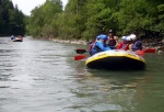 RAFTING - ALPSK SUPERVKEND KVTEN 2011, Tenhle zjezd byste mli zkusit, to je fakt dobr akce, na kterou se d jezdit opakovan. I kdy tentokrt poas maliko zahrozilo a ve vych polohch napadl snh. Dky tomu na ns ekala pardn v - fotografie 76