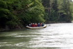 RAFTING - ALPSK SUPERVKEND KVTEN 2011, Tenhle zjezd byste mli zkusit, to je fakt dobr akce, na kterou se d jezdit opakovan. I kdy tentokrt poas maliko zahrozilo a ve vych polohch napadl snh. Dky tomu na ns ekala pardn v - fotografie 78