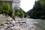 RAFTING - ALPSK SUPERVKEND KVTEN 2011, Tenhle zjezd byste mli zkusit, to je fakt dobr akce, na kterou se d jezdit opakovan. I kdy tentokrt poas maliko zahrozilo a ve vych polohch napadl snh. Dky tomu na ns ekala pardn v - fotografie 81