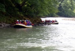 RAFTING - ALPSK SUPERVKEND KVTEN 2011, Tenhle zjezd byste mli zkusit, to je fakt dobr akce, na kterou se d jezdit opakovan. I kdy tentokrt poas maliko zahrozilo a ve vych polohch napadl snh. Dky tomu na ns ekala pardn v - fotografie 82