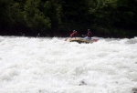 RAFTING - ALPSK SUPERVKEND KVTEN 2011, Tenhle zjezd byste mli zkusit, to je fakt dobr akce, na kterou se d jezdit opakovan. I kdy tentokrt poas maliko zahrozilo a ve vych polohch napadl snh. Dky tomu na ns ekala pardn v - fotografie 83