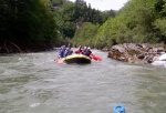 RAFTING - ALPSK SUPERVKEND KVTEN 2011, Tenhle zjezd byste mli zkusit, to je fakt dobr akce, na kterou se d jezdit opakovan. I kdy tentokrt poas maliko zahrozilo a ve vych polohch napadl snh. Dky tomu na ns ekala pardn v - fotografie 91