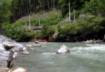 RAFTING - ALPSK SUPERVKEND KVTEN 2011, Tenhle zjezd byste mli zkusit, to je fakt dobr akce, na kterou se d jezdit opakovan. I kdy tentokrt poas maliko zahrozilo a ve vych polohch napadl snh. Dky tomu na ns ekala pardn v - fotografie 92