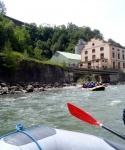 RAFTING - ALPSK SUPERVKEND KVTEN 2011, Tenhle zjezd byste mli zkusit, to je fakt dobr akce, na kterou se d jezdit opakovan. I kdy tentokrt poas maliko zahrozilo a ve vych polohch napadl snh. Dky tomu na ns ekala pardn v - fotografie 95