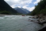 Adrenaln rafting na Iselu - ervenec 2011, Nejlep raftov voda, k tomu vlap do hor. Ve podbareveno pardnm slunenm poasm. - fotografie 9