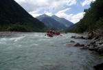 Adrenaln rafting na Iselu - ervenec 2011, Nejlep raftov voda, k tomu vlap do hor. Ve podbareveno pardnm slunenm poasm. - fotografie 10