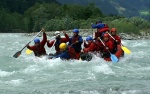 Adrenaln rafting na Iselu - ervenec 2011, Nejlep raftov voda, k tomu vlap do hor. Ve podbareveno pardnm slunenm poasm. - fotografie 11