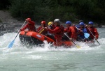 Adrenaln rafting na Iselu - ervenec 2011, Nejlep raftov voda, k tomu vlap do hor. Ve podbareveno pardnm slunenm poasm. - fotografie 34