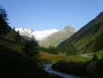 Výstup na Grossvenediger - srpen 2011, V srpnu jsme vyrazili s kilenty na vrchol třetí nejvyšší hory Rakouska Grossvenediger - 3.674m. Vrcholu Velkého Benátčana jsme zdárně dosáhli a také si dosyta užili pohody vládnoucí na Neue Prager Hut - fotografie 2