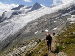 Vstup na Grossvenediger - srpen 2011, V srpnu jsme vyrazili s kilenty na vrchol tet nejvy hory Rakouska Grossvenediger - 3.674m. Vrcholu Velkho Bentana jsme zdrn doshli a tak si dosyta uili pohody vldnouc na Neue Prager Hut - fotografie 12