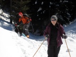 ZKLADN KURZ SKIALPINISMU 10.-12.2.2012, Ndhern poas, pes den teplo a slunce, v noci mrazivo, pranek a parta zaplench mladch a krsnch lid. No co by mohlo bt lep... Skol! A a ij gastro zitky a skialpinismus! - fotografie 27