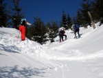 ZKLADN KURZ SKIALPINISMU 10.-12.2.2012, Ndhern poas, pes den teplo a slunce, v noci mrazivo, pranek a parta zaplench mladch a krsnch lid. No co by mohlo bt lep... Skol! A a ij gastro zitky a skialpinismus! - fotografie 28