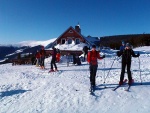 ZKLADN KURZ SKIALPINISMU 10.-12.2.2012, Ndhern poas, pes den teplo a slunce, v noci mrazivo, pranek a parta zaplench mladch a krsnch lid. No co by mohlo bt lep... Skol! A a ij gastro zitky a skialpinismus! - fotografie 70