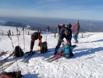 ZKLADN KURZ SKIALPINISMU 2.-4.3.2012, Tak tohle byl uniktn kurz, v rmci prvnho dne jsme zvldli vystoupit na Snku. Prost nm to lapalo... oba dva dny. A ta leva se v ndli vyzout, byla k nezaplacen :-) - fotografie 34