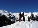 SKIALPINISTICK ELDORDO, Tahle parta veden Hanzem a Salmkem mla neskutenou kliku na poas... Spousta snhu, slunce, lavin i nastoupanch vkovch metr a vypitch kvasnic. Tahle partika si poradila se vm, vetn nro - fotografie 15