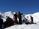 SKIALPINISTICK ELDORDO, Tahle parta veden Hanzem a Salmkem mla neskutenou kliku na poas... Spousta snhu, slunce, lavin i nastoupanch vkovch metr a vypitch kvasnic. Tahle partika si poradila se vm, vetn nro - fotografie 16