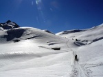 SKIALPINISTICK ELDORDO, Tahle parta veden Hanzem a Salmkem mla neskutenou kliku na poas... Spousta snhu, slunce, lavin i nastoupanch vkovch metr a vypitch kvasnic. Tahle partika si poradila se vm, vetn nro - fotografie 30