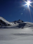 SKIALPINISTICK ELDORDO, Tahle parta veden Hanzem a Salmkem mla neskutenou kliku na poas... Spousta snhu, slunce, lavin i nastoupanch vkovch metr a vypitch kvasnic. Tahle partika si poradila se vm, vetn nro - fotografie 31