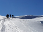 SKIALPINISTICK ELDORDO, Tahle parta veden Hanzem a Salmkem mla neskutenou kliku na poas... Spousta snhu, slunce, lavin i nastoupanch vkovch metr a vypitch kvasnic. Tahle partika si poradila se vm, vetn nro - fotografie 34