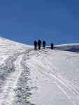 SKIALPINISTICK ELDORDO, Tahle parta veden Hanzem a Salmkem mla neskutenou kliku na poas... Spousta snhu, slunce, lavin i nastoupanch vkovch metr a vypitch kvasnic. Tahle partika si poradila se vm, vetn nro - fotografie 35