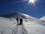 SKIALPINISTICK ELDORDO, Tahle parta veden Hanzem a Salmkem mla neskutenou kliku na poas... Spousta snhu, slunce, lavin i nastoupanch vkovch metr a vypitch kvasnic. Tahle partika si poradila se vm, vetn nro - fotografie 37